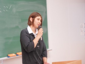 ３