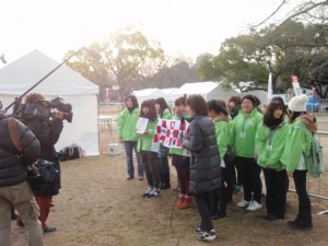 【8時】二の丸公園に集合。ＲＫＫ特番に緊急生出演。リハーサルの様子です。