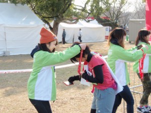 【14時～】女性ランナーにメダルかけを行う星野さん