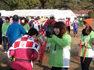 【15時～】笑顔でメダルをかける岡島さん