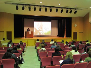 大ホールで行われた学内実習報告会です