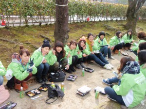 【10時半～】早い昼食タイム。フルマラソンランナーのゴール前にちょっと一息。