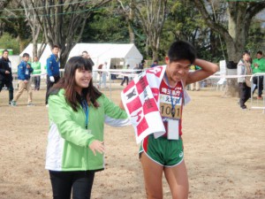 【11時～】フルマラソン１位の川内選手へタオルをかける宮澄さん