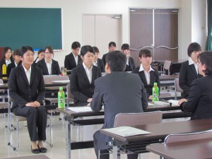 模擬面談での真剣な様子です