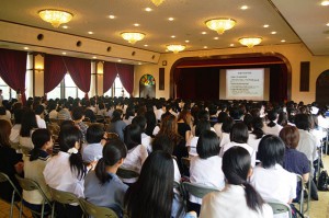 「会場内は高校生と保護者の方々でいっぱいです」