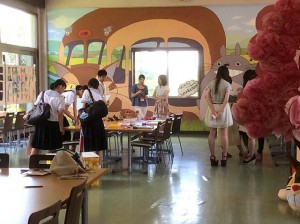 「短大の学生ホールでは、授業風景の展示のほか、造形表現コース・坂本ゼミによる巨大壁画が高校生を出迎えました」
