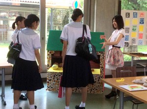 「同じく短大の学生ホールで、造形表現コース・横山ゼミによるダンボール遊具も展示しました」