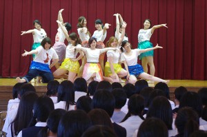 「青木ゼミの学生によるダンスパフォーマンスです」